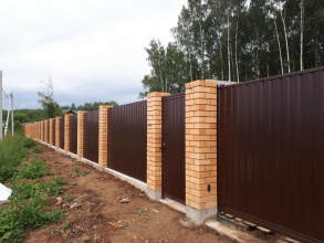 Кирпичный забор на ленточном фундаменте 12 метров фото в Подольске