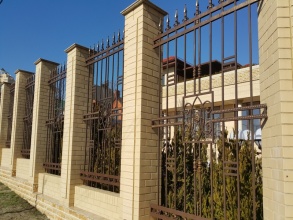 Кирпичный забор с ковкой  10 метров фото в Подольске