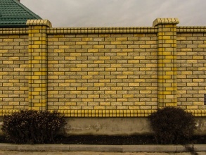 Кирпичный забор сплошной 100 метров фото цена под ключ